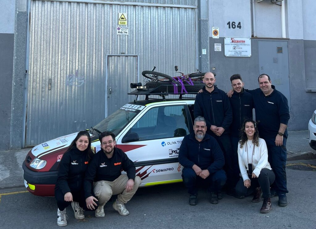 L'equip de Semapro i el de Pepper Runners units per una causa solidària.