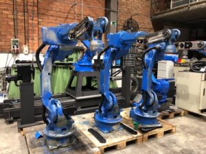 Robots usados de la marca Motoman Yaskawa antes de ser arreglados para tener una nueva vida como robots de segunda mano