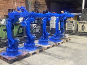 Ejemplo de robots industriales después de ser reacondicionados de la marca Yaskawa Motoman y ser usados como robots de segunda mano
