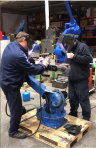 Trabajadores arreglando un robot industrial