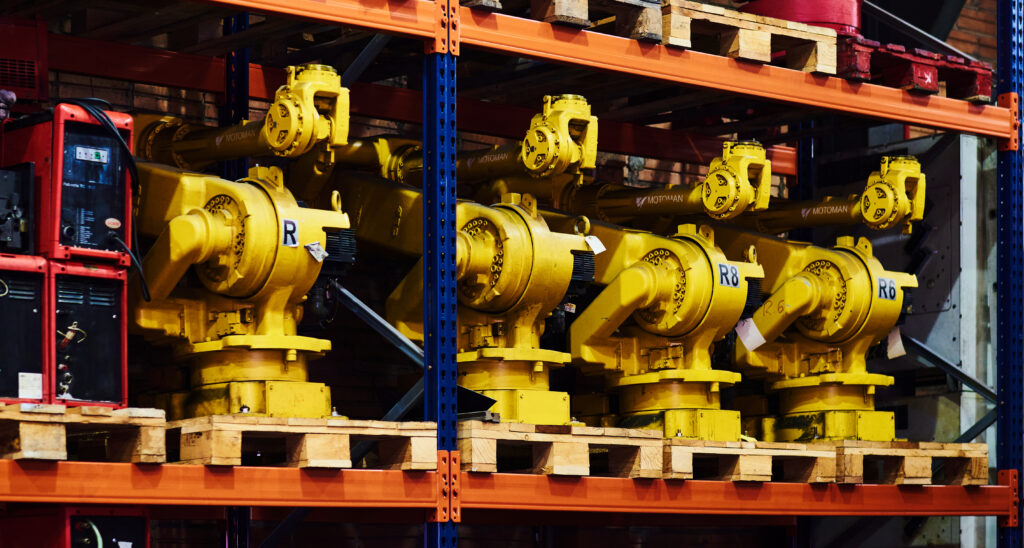 Ejemplo de robots industriales en nuestro taller en fila de la marca ABB