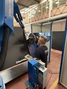 Técnico con un robot de soldadura