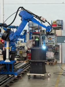 Robot soldando en línea de producción