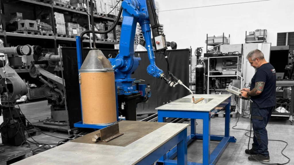 robot industrial reacondicionado en pruebas en taller