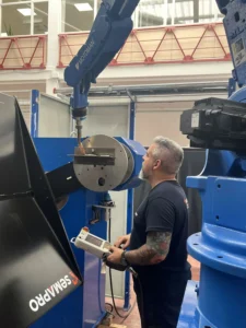 Robot industrial de soldadura en mesa. Robot de soldadura reacondicionado por semapro.