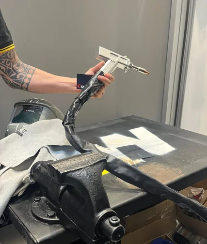 Equipo de soldadura láser visto en la Advanced Manufacturing Barcelona 2025