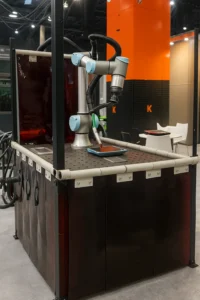 Antorcha de soldadura con aspirador para mayor seguridad en entornos de talleres industriales con robótica