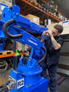 Mantenimiento preventivo de robot industrial realizado por técnico especializado.