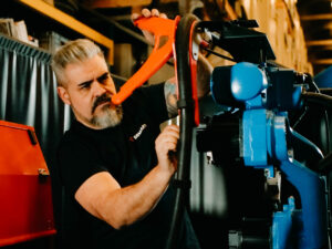 Ajuste de robot industrial durante mantenimiento preventivo