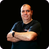 Operario experto en robots industriales de nuestro taller de barcelona