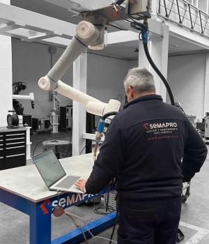 Una de las ventajas del cobot es que puede trabajar junto al operario de manera segura