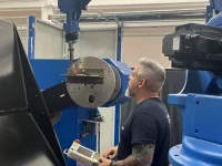 Robot industrial de soldadura en mesa. Robot de soldadura reacondicionado por semapro.